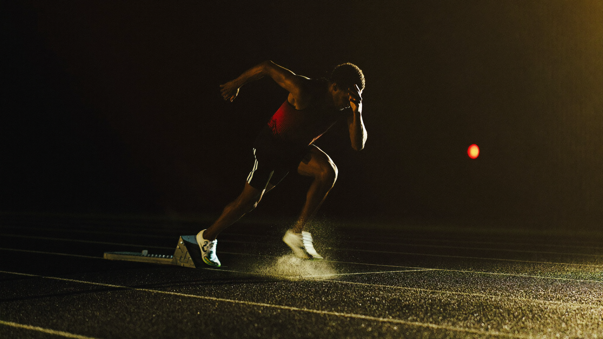Sprinter driving out of the blocks at night - Korrect hero